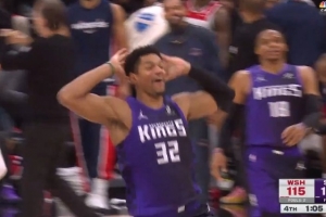 🤣情绪价值拉满！国王落选秀考德威尔蹦蹦跳跳疯狂庆祝