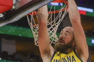 赫夫：我愿意参加扣篮大赛 若只能背扣的话我就得多想几个招数了