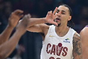 解说：泰森一点也不贪功 当诱饵吸引防守助攻莫布里 完成制胜一击