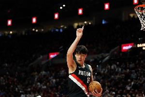 美女记者：杨瀚森今天精彩传球很多但队友没进 不然助攻会很亮眼