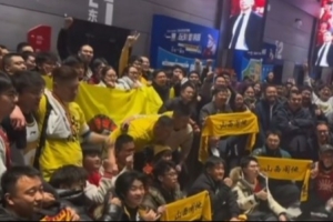 保持冷静！北京主场球迷向山西球迷破口大骂：艹** 傻*