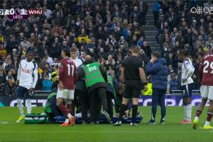 雪上加霜！本·戴维斯铲抢时疑似出现重伤，被担架抬离场地伤退