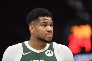 马龙：雄鹿为了字母哥竭尽所能了 现在排在第11并非因为不努力