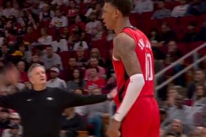 抽象2-1-1-1！小贾造犯规明明吹了却去骂裁判 自己吃了1T+2罚全铁