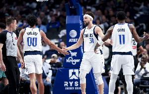 克莱手感热时？克里斯蒂：给他掩护/传球/让路 他是最佳射手之一