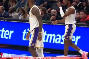 上阵父子兵！布朗尼与詹姆斯同时替换上阵！两人共同迎敌！