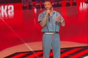 小吧现场直击>利拉德今天开场前为纪念马丁·路德·金致辞