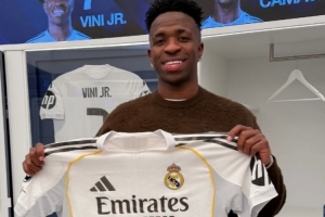 维尼修斯晒纪念球衣庆祝皇马350场里程碑，贡献112球94助