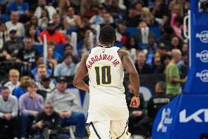 今天爆了！小哈达威三分空位不投杀进去单手隔扣米德尔顿 第28分