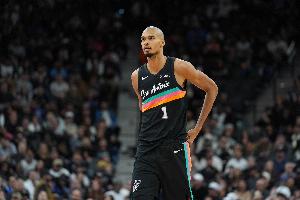 冲击力十足！文班亚马强攻内线 无视防守起飞单臂暴扣