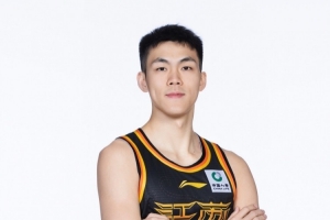 手还有点凉！庞峥麟半场8中2&三分3中1得到7分 组织稳健送5助攻