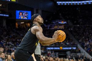 解说：勇士刚好起来一些计划可能要重新做了 库明加还交易不？