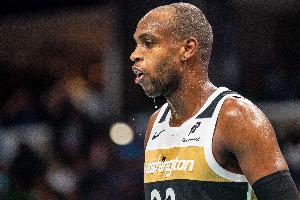 没手感！米德尔顿半场9投仅2中拿到6分3板 正负值-2