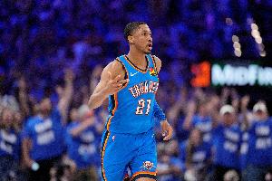 攻防一体！阿隆·维金斯送赛季新高5断 另有12分6板3助1帽！