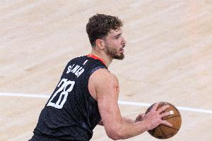 能里能外能组织！申京半场8中4&三分2中得12分 另有6板7助1帽