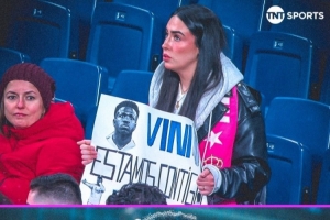 伯纳乌球迷举牌支持维尼修斯：我们与你同在！