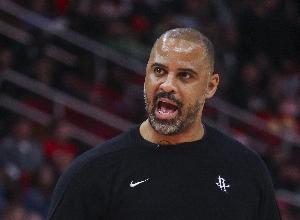 乌度卡：防守文班就是多人围堵主动贴防 我们成功打乱了他的节奏