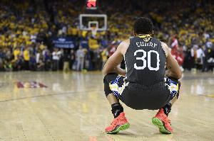 得多难受💔库里已同场目睹了两名队友遭遇十字韧带大伤赛季报销