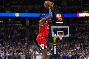 攻防发力！杰伦·史密斯强攻打进加罚 随后防守大帽哈登