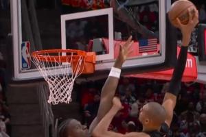 吓人！文班强行起飞抡臂隔扣卡佩拉 把现场观众和球员都看傻了