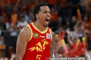 正负值高达+36！小巴里·布朗12中9&6记三分拿下26分2板6助1断