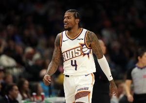 外线开张！杰伦·格林借掩护速射三分命中 帮助球队扳平比分