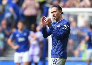 记者：格拉利什脚部受伤，埃弗顿正等待其伤情严重程度的评估