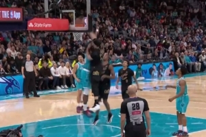 泰山压顶！南斯篮下接球起飞 单臂暴力隔扣迪亚巴特