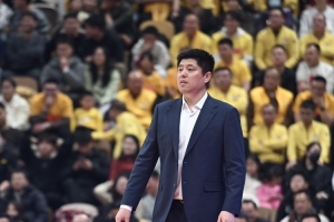 山西助教：潘江暴怒因对方动作过大 他是出于保护自家球员的考虑