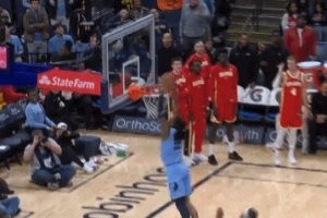 白热化！莫兰特抢断反击一条龙 折叠扣篮带队追到1分