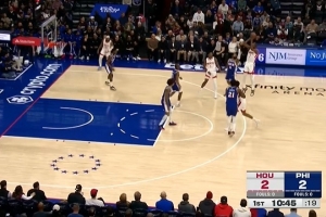 率先发力！杜兰特强投三分命中  还造成犯规加罚也有