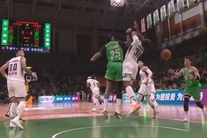 问题不大！克里斯被莫兰德打到面部倒地 裁判回看后没有判罚