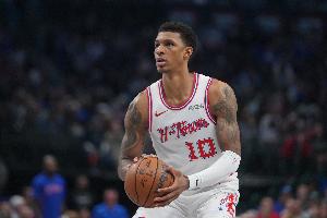 又铁上了！小史密斯半场7中2仅拿5分2板2助1断