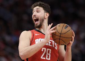 恩比德半场9罚！申京抱怨语音流出：啥都是犯规 你就不能碰他