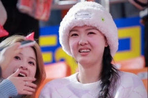 退役后热度不减！张常宁到新疆主场观战 多人上前合照和索要签名