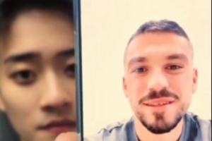 大连英博投资人儿子晒斯坦丘视频：大连的球迷们我很快就到了