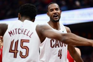 米切尔：莫布里今晚保持了进攻威胁性 这才是我们希望看到的