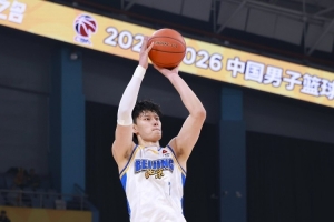 带伤作战！曾凡博半场5中3拿到8分2板2助1帽