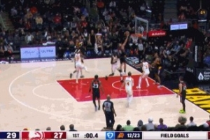 差点失误！阿伦接锅冲筐飞身压哨上篮得分