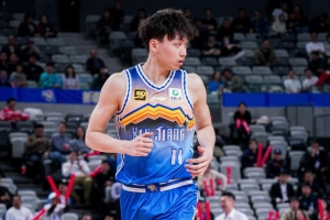 手感一般！齐麟半场7中2仅拿6分2篮板2助攻