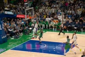 努力追赶！詹姆斯反击快攻得手 随后抢断一条龙起飞暴扣打停对手