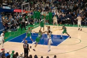 突然爆发！八村塁关键时刻打成3+1后三分再中 连得7分助湖人反超