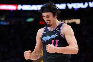 稳定输出！哈克斯本赛季至今第12次替补得到20+ 领跑全联盟