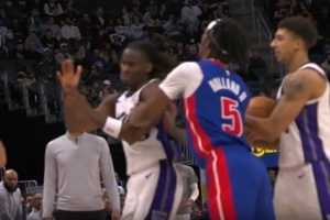 起冲突！霍兰和埃利斯向裁判抱怨 霍兰推倒后者被直接驱逐