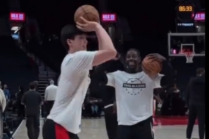 霍勒迪为杨瀚森三分训练打气  手舞足蹈并竖大拇指鼓励