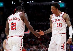 火记：乌度卡很想摆小贾+阿门+伊森+DFS的组合 无奈伤病打乱部署