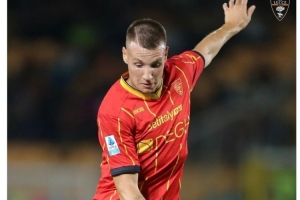 莱切官方：卡马达今日接受右肩手术，目标本赛季收官阶段复出