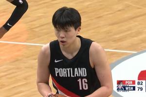 碾着抢！杨瀚森强势抓下前场篮板！5个篮板已追平生涯纪录！