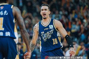 想起死神帕克了吗？奎因攻防一体 目前场均19.8分5.3板5.4助2.8断