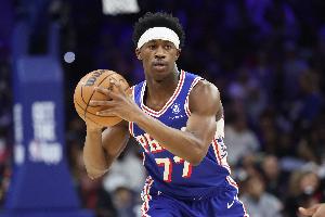 这样的球员谁能不爱！恩比德中投不中 埃奇库姆起飞单臂补扣！